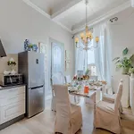 Apartment In With Piazza Views *