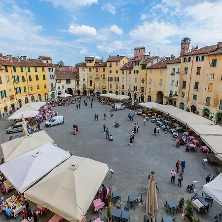 In With Piazza Views Lucca